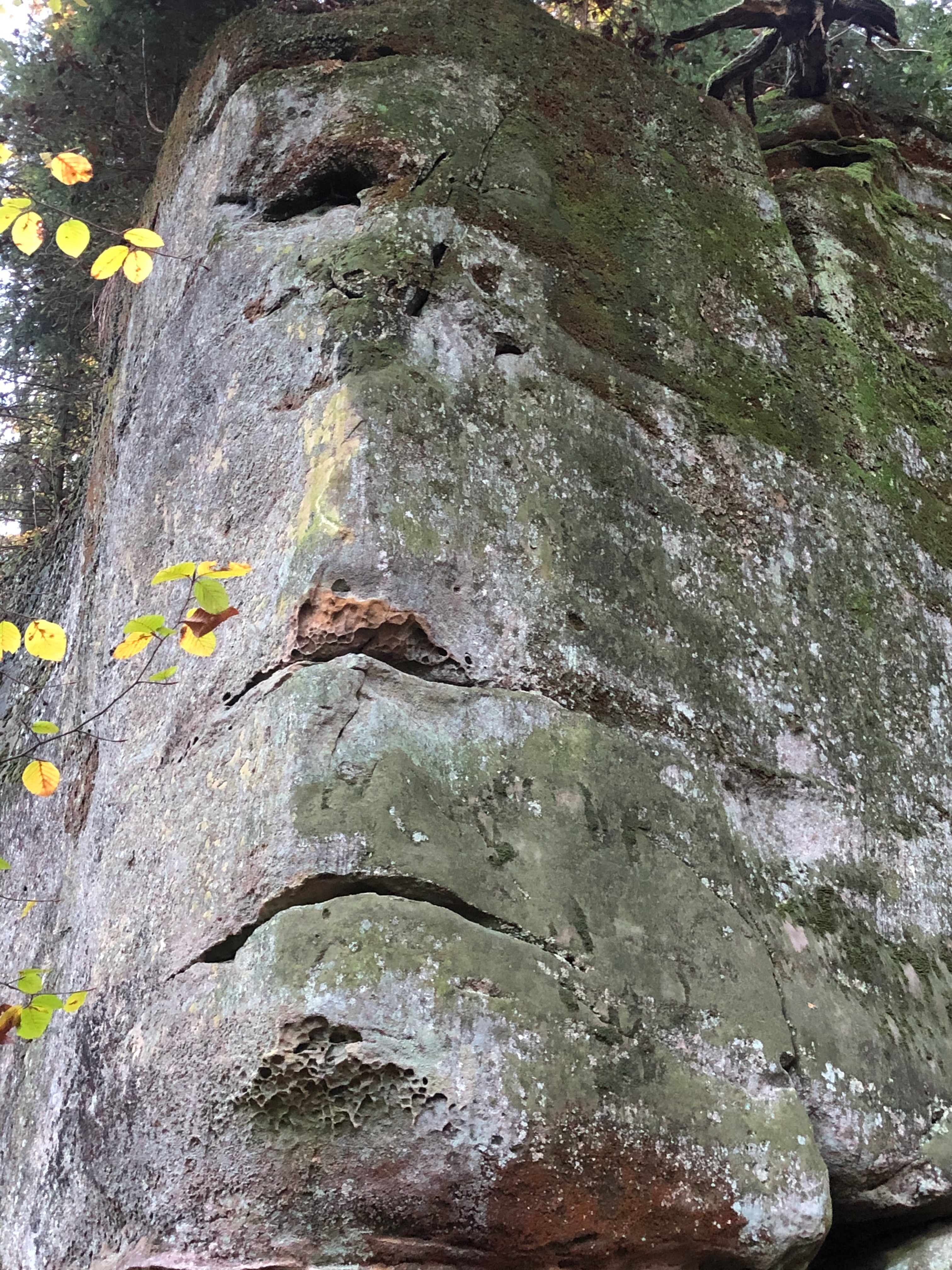 Volto di roccia triste